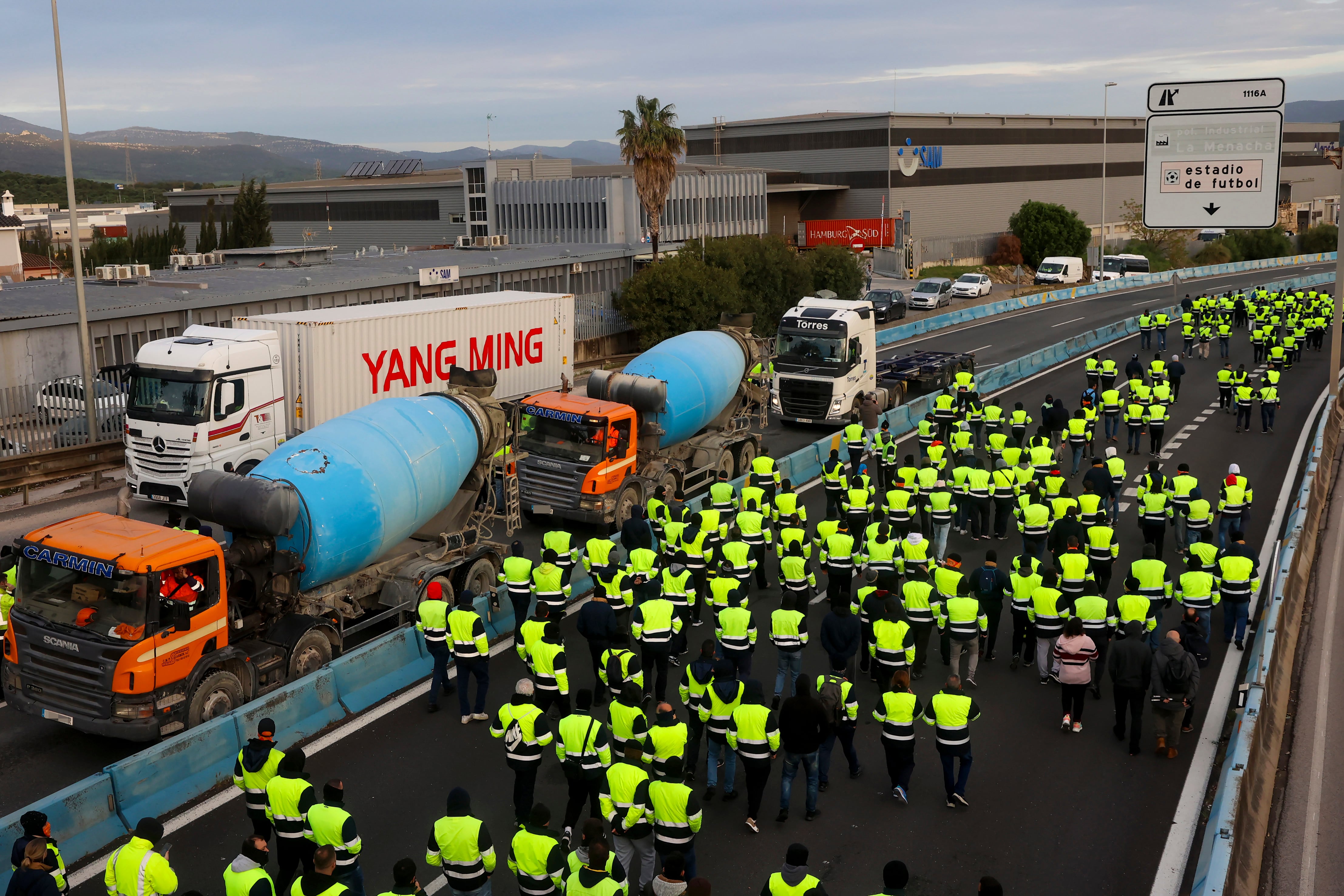 ALGECIRAS, 02/04/2024.- Trabajadores de la empresa Acerinox caminan por autovía A7 a la altura de Algeciras tras cortar la carretera entre Algeciras y Los Barrios (Cádiz), este martes. EFE/A.Carrasco Ragel
