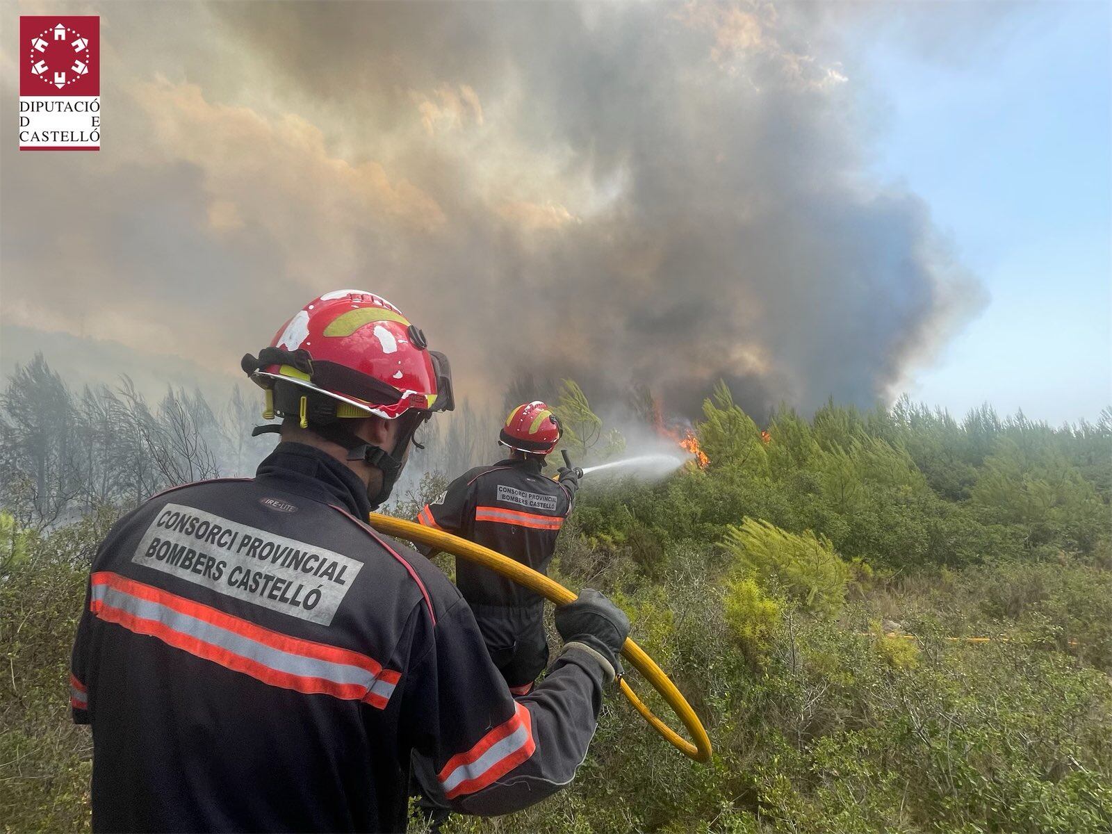 Bomberos de castellón trabajan en el incendio de Les Useres.