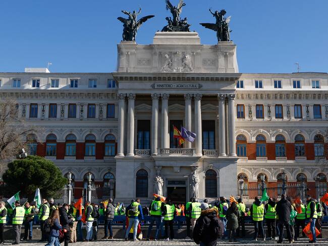 MADRID, 26/02/2024.- Agricultores de varios puntos de España se manifiestan frente a la sede del Ministerio de Agricultura en Madrid este lunes. España arranca una tercera semana de protestas del campo en un lunes en el que se producirá una cita clave en Bruselas- con el consejo de ministros del ramo que buscará soluciones para aliviar a los productores- y un centenar de tractores y miles de manifestantes que ocupan el centro de Madrid. EFE/ J.J. Guillén