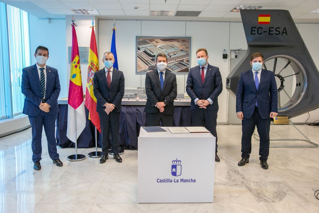 Santiago Cabañero, Francisco Vérge, Emiliano García-Page, Vicente Casañ y Nacho Hernando en Airbus Albacete. 