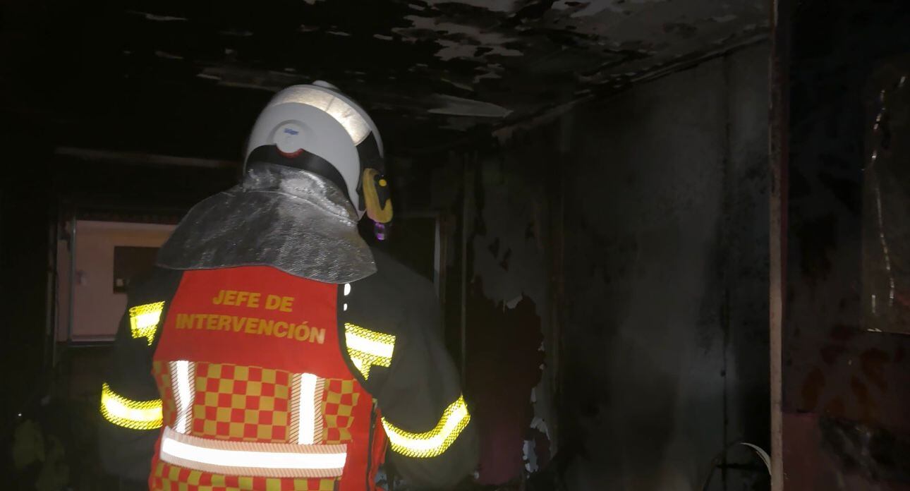 Intervención de los Bomberos de la Comunidad de Madrid en el interior de la vivienda afectada por el incendio en Collado Villalba