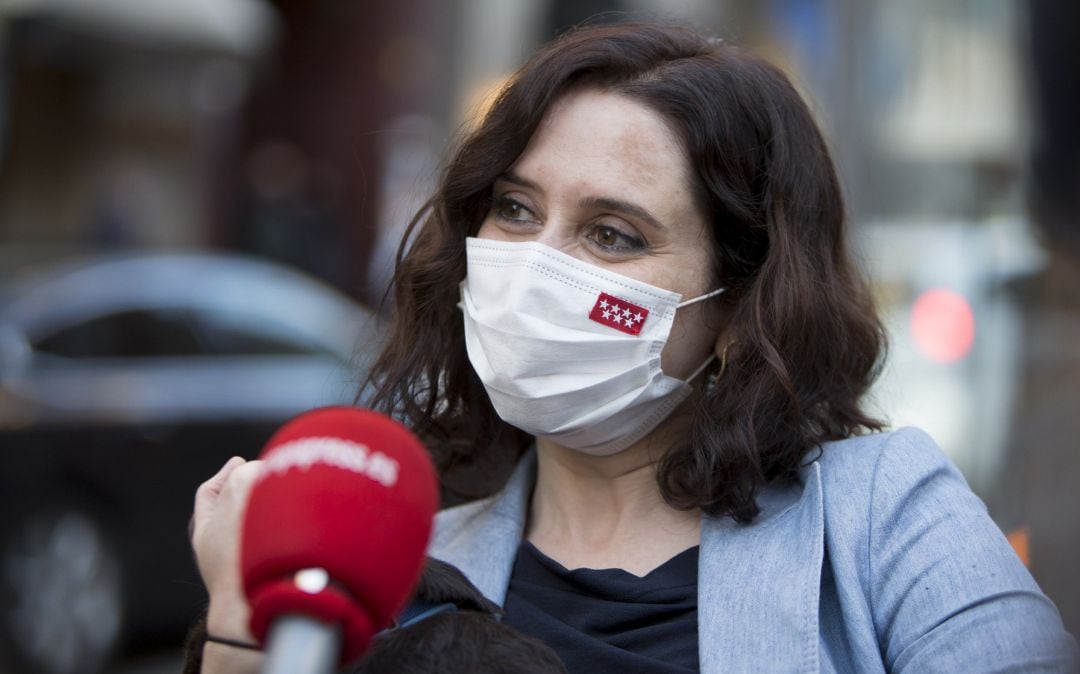 Isabel Díaz Ayuso abandona la terraza en la que ha comido, en Madrid (España), a 12 de marzo de 2021.