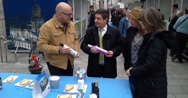 De izquierda a derecha, Manuel Fernández, diputado de Turismo, Francisco Reyes, presidente de la Diputación, Pilar Salazar, delegada de turismo y Ana Cobo, delegada del Gobierno, durante la fiesta del Aceite en Vigo.