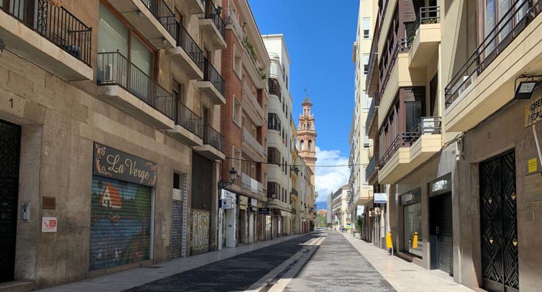 Comercios cerrados en la calle Navellos de València