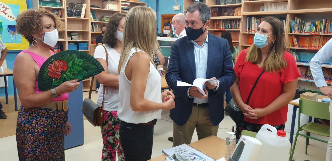 Juan Espadas durante una visita en el CEIP Híspalis de Sevilla Este  