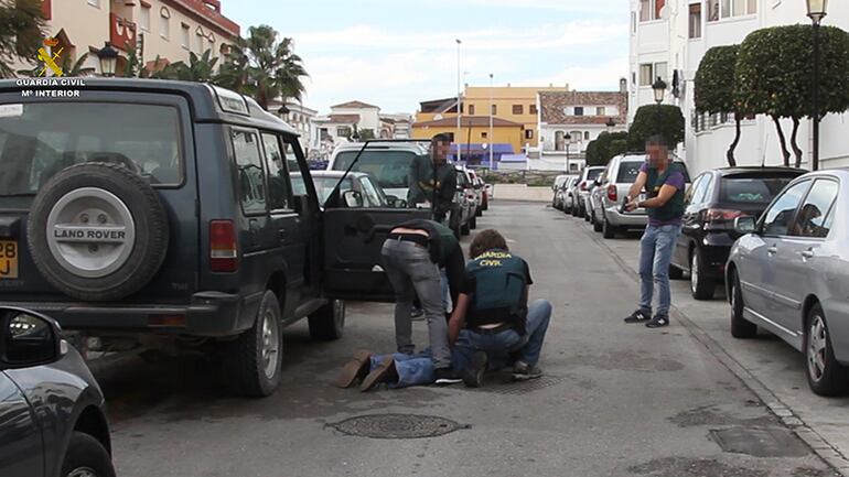 Momento de la detención del fugitivo en Casares