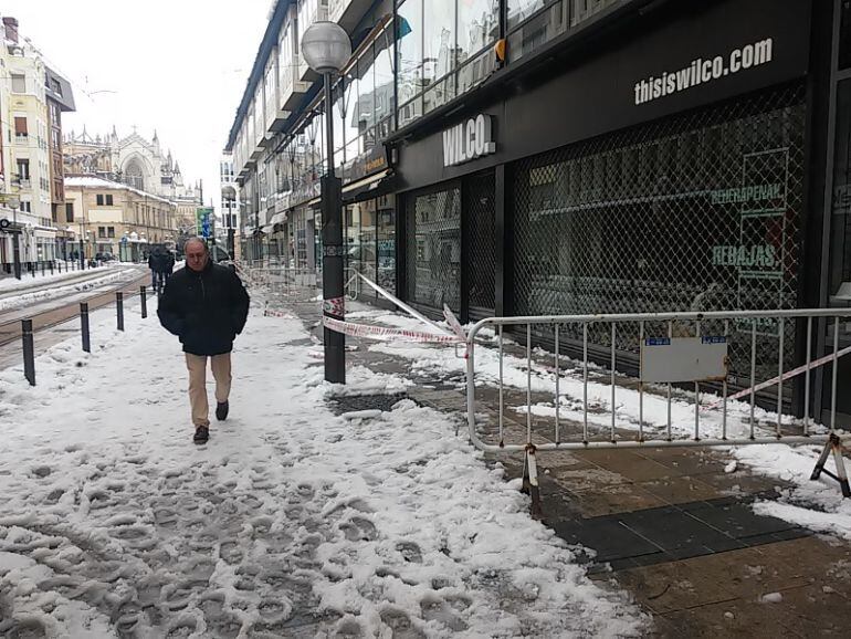 Hay zonas en la ciudad acotadas para evitar el paso por el riesgo de desprendieminto de nieve 