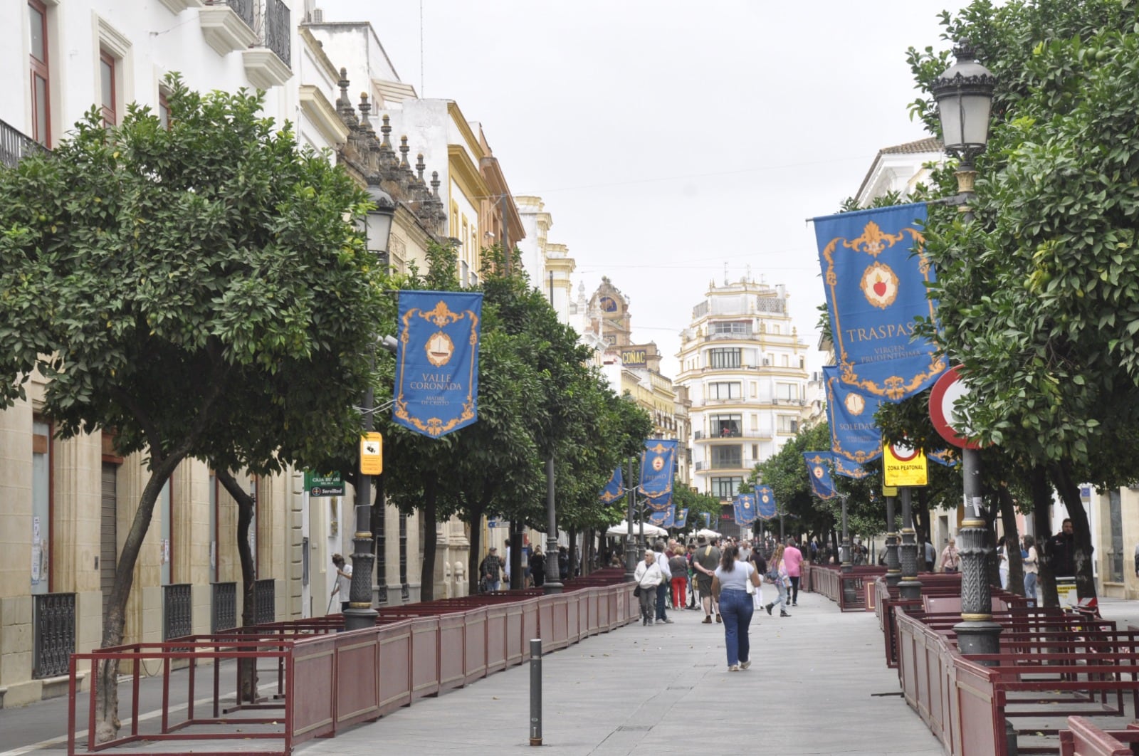 Banderolas anunciando la Magna Mariana en la calle Larga, en el centro de Jerez