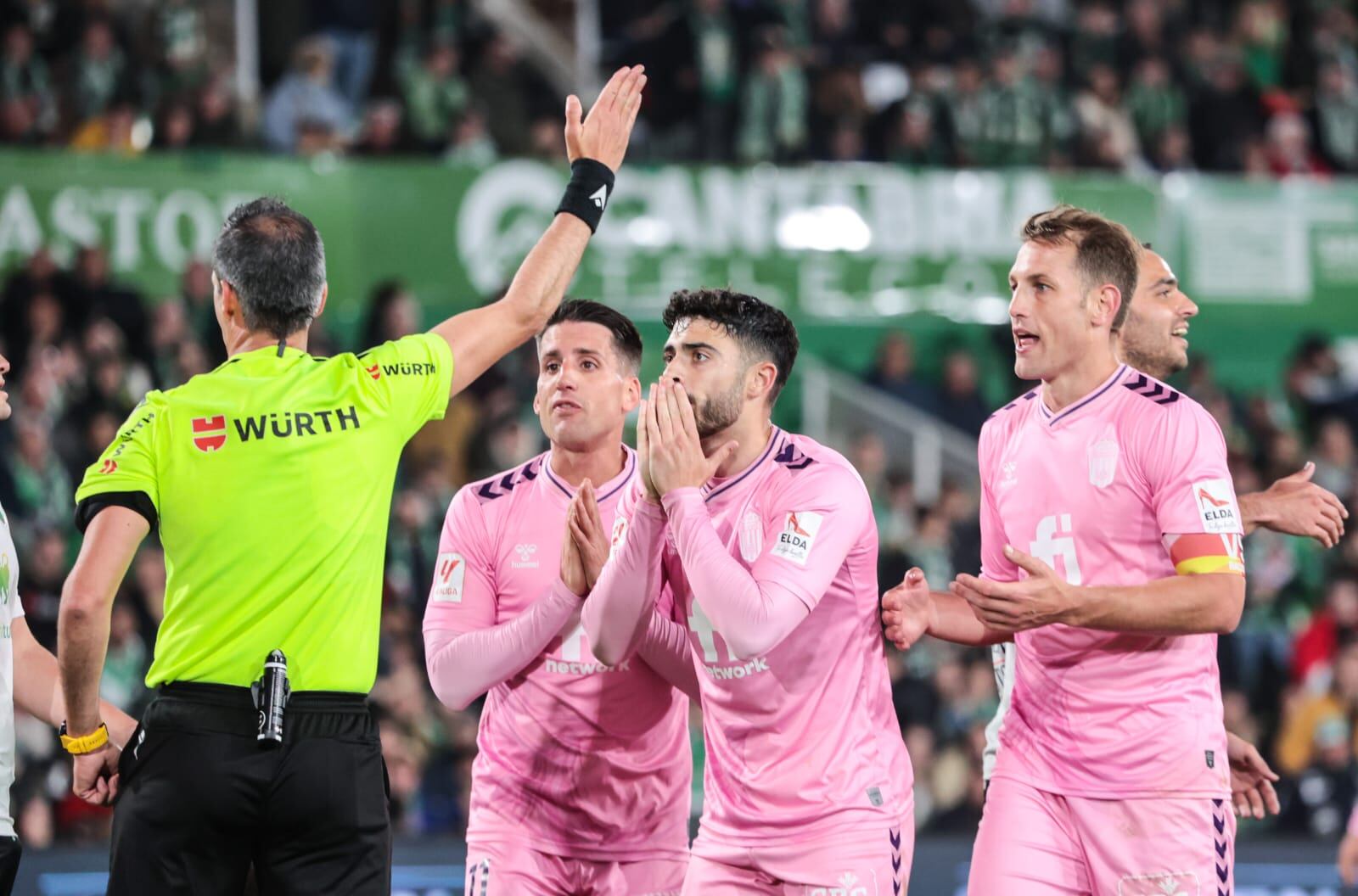 El Eldense le anularon el gol del empate en el último minuto del partido