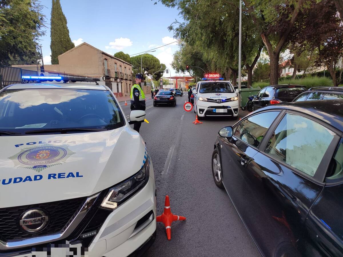 Un conductor novato y ebrio choca contra una farola en Ciudad Real