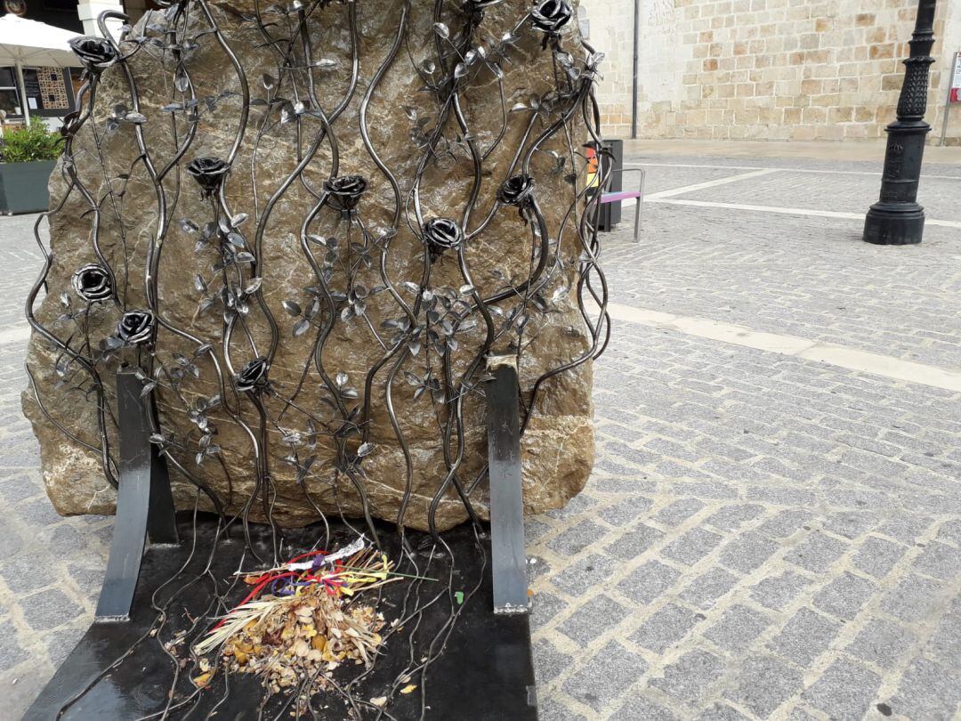 Escultura de Las Trece Rosas de Gandia en la que se aprecia que falta una.  