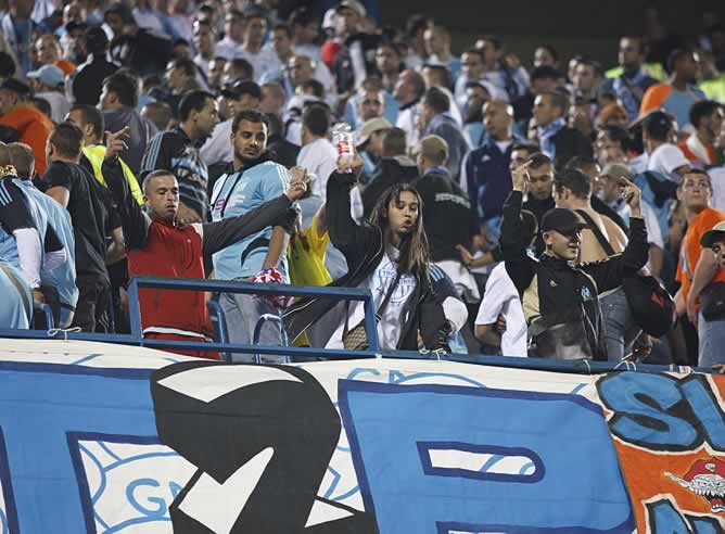 Varios hinchas del Olympique, en el Vicente Calderón