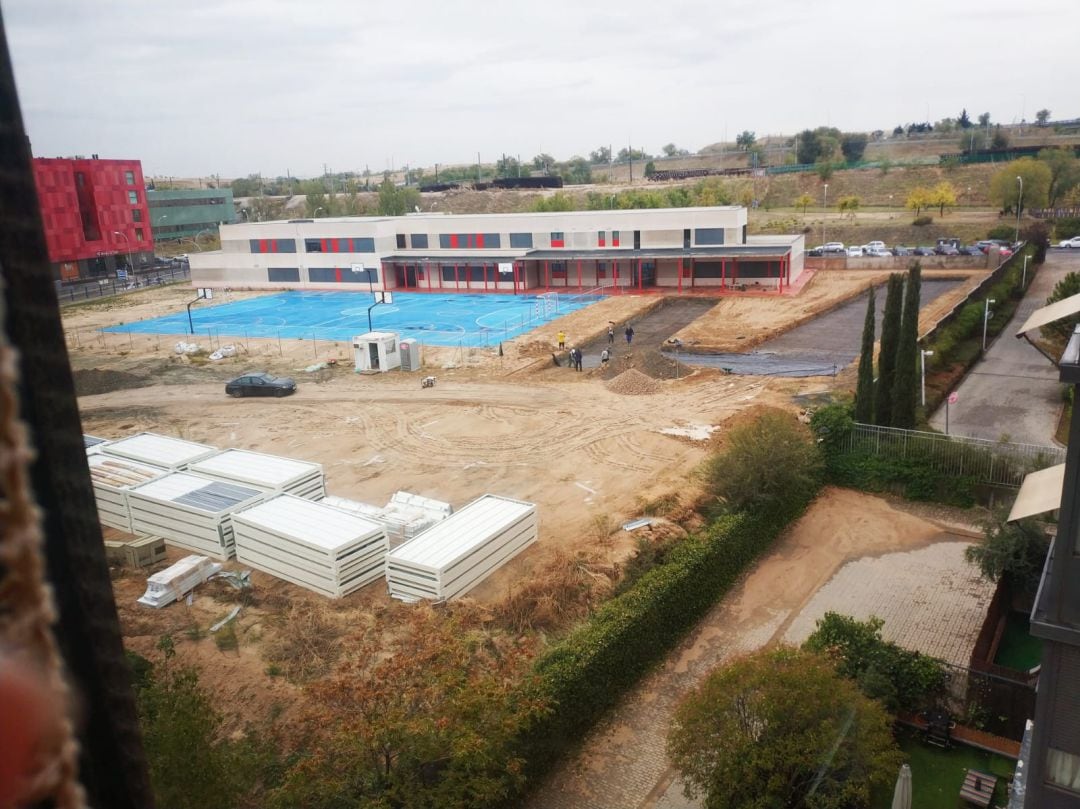 Las estructuras blancas son los barracones comprados por la Comunidad de Madrid que se tienen que instalar ahora