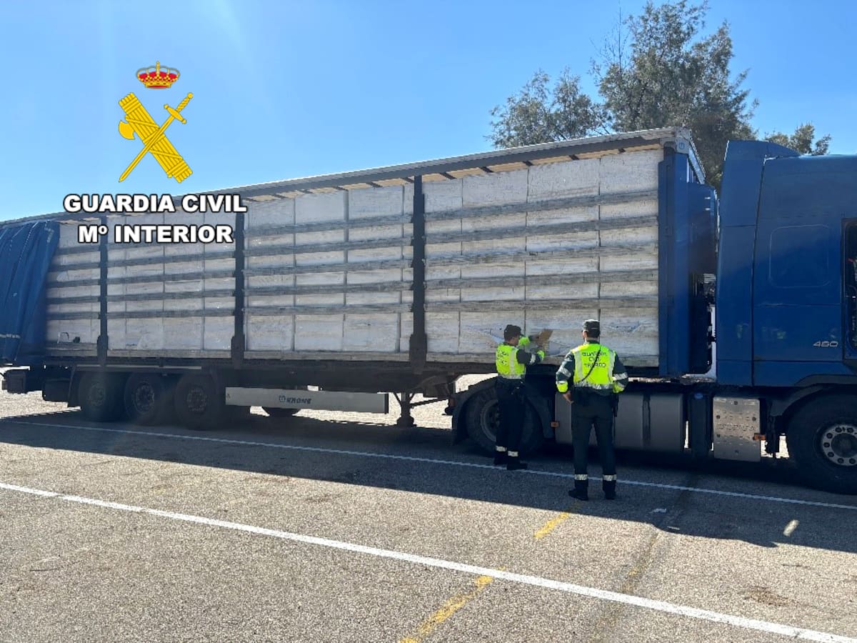 La Guardia Civil intercepta un camión que transportaba 520.000 cajetillas de tabaco de contrabando