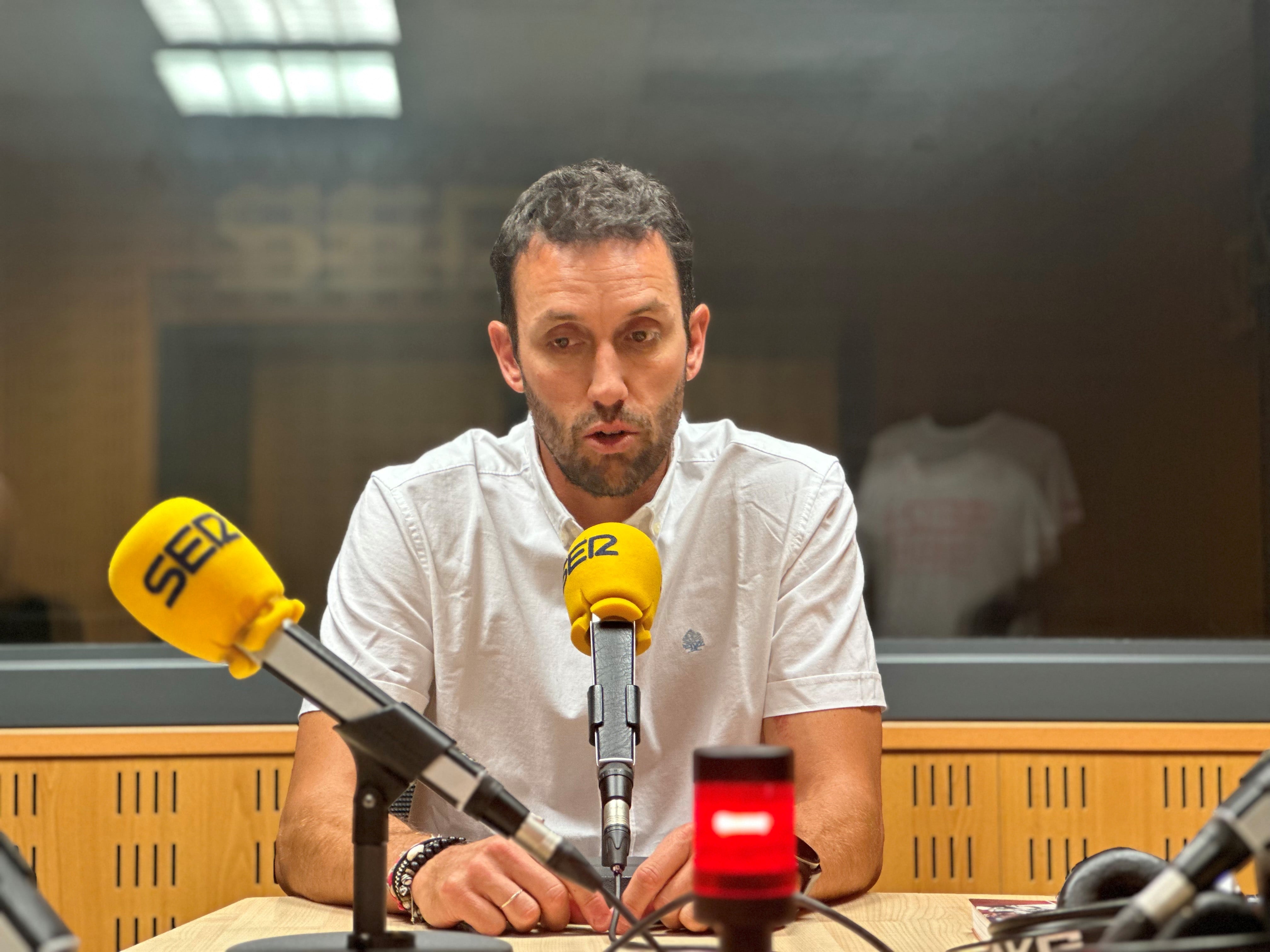 El técnico canario en los estudios de Radio Palencia de la Cadena SER