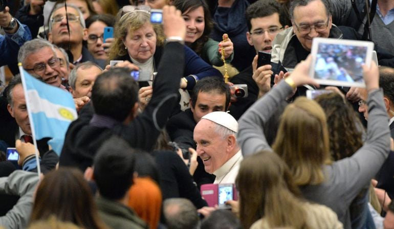 El papa Francisco saluda a varios fieles durante su audiencia general en el Vaticano