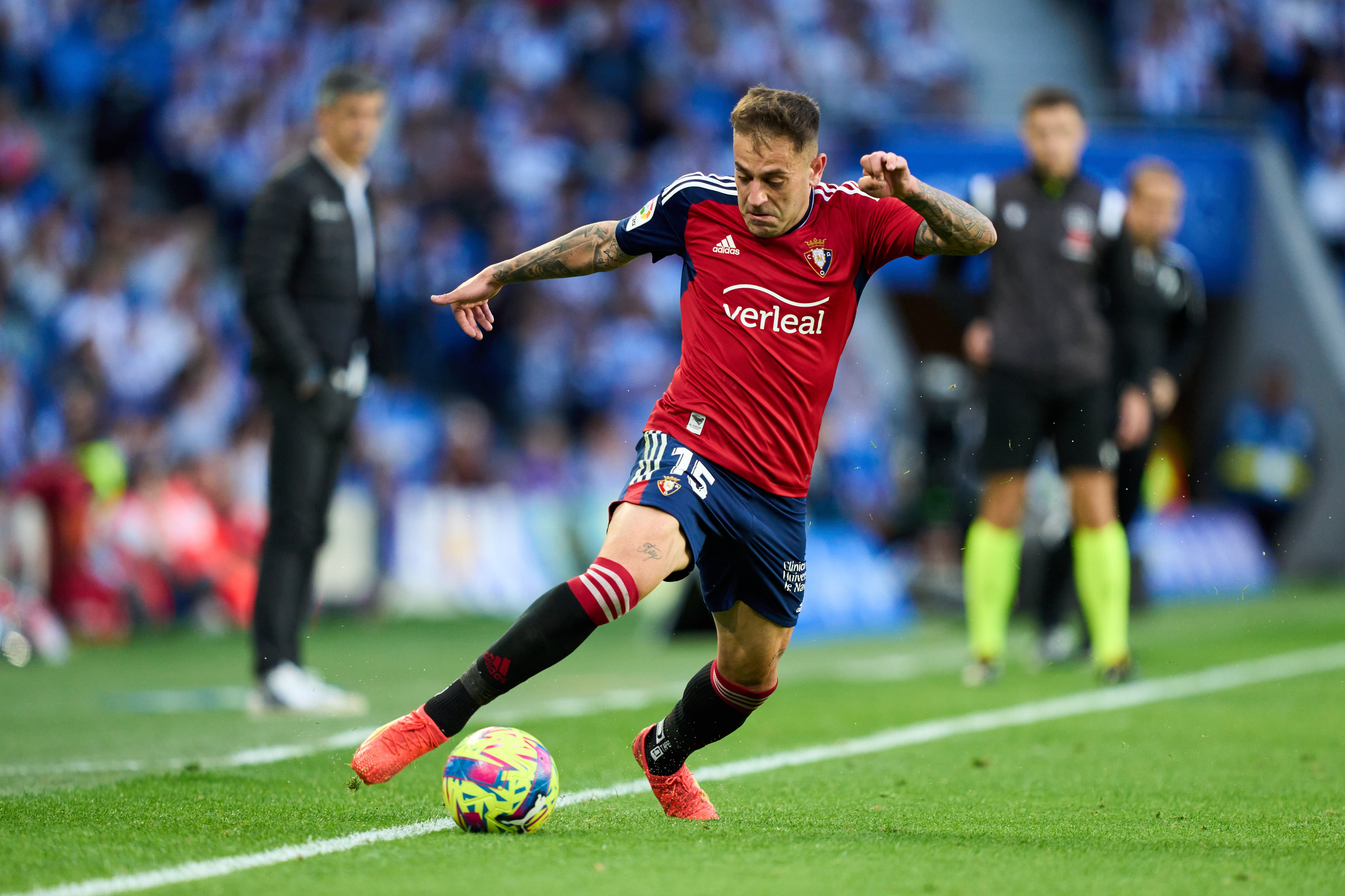 Rubén Peña evita que salga el balón, en el partido de liga frente a la Real Sociedad