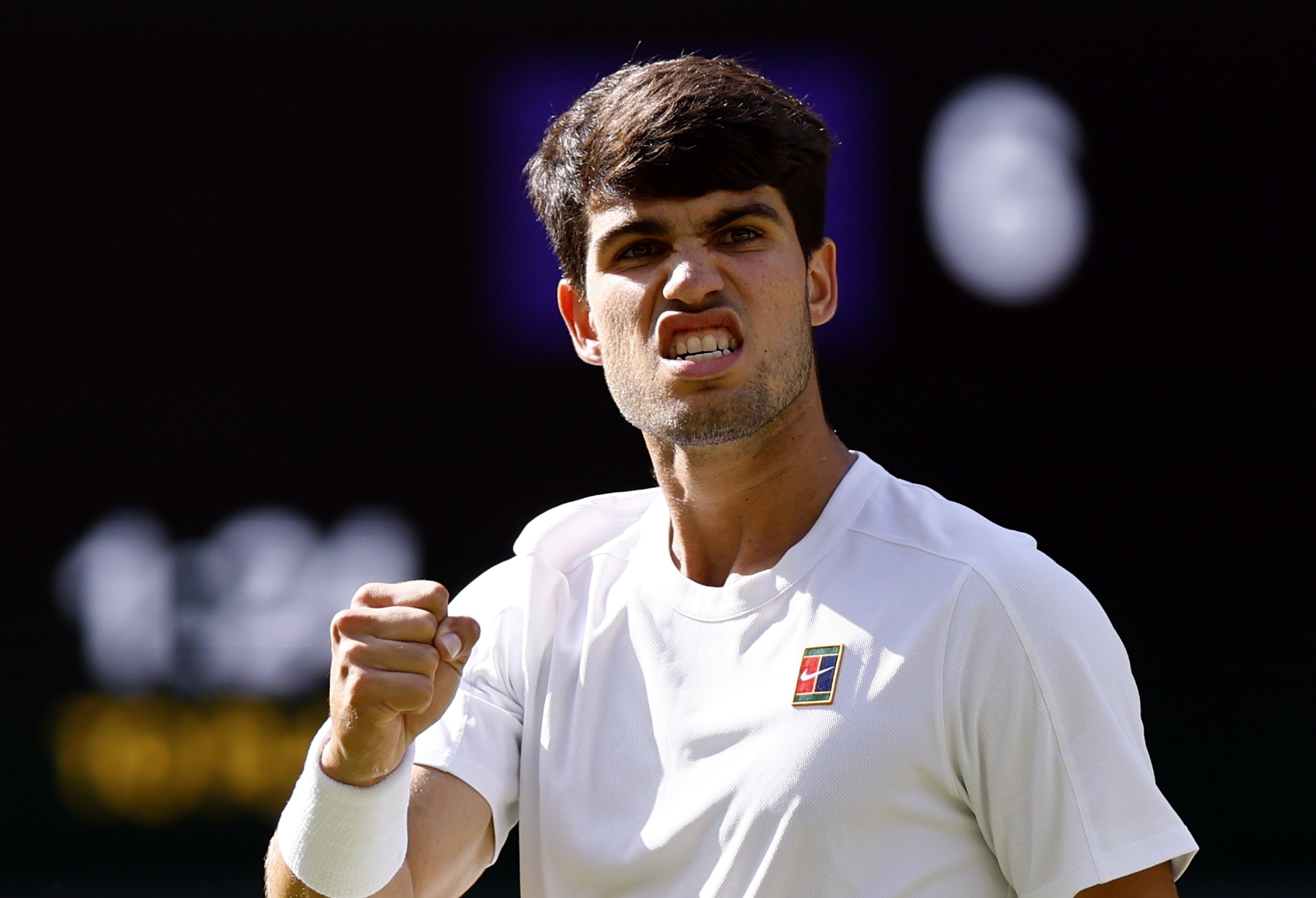 Wimbledon (United Kingdom), 13/07/2025.- Carlos Alcaraz of Spain celebrates winning the first set during the Men's Singles final match against Jannik Sinner of Italy at the Wimbledon Championships, Wimbledon, Britain, 13 July 2025. (Tenis, Italia, España, Reino Unido) EFE/EPA/TOLGA AKMEN EDITORIAL USE ONLY