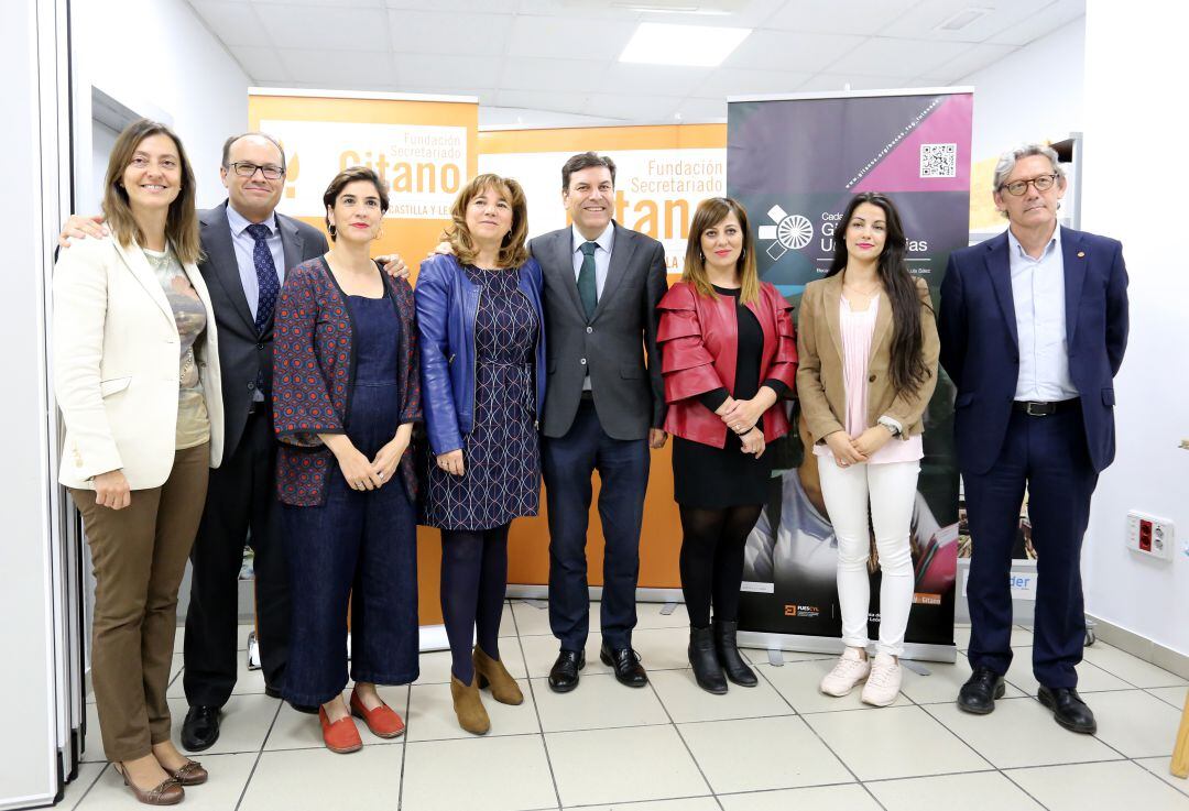 El consejero de Empleo, Carlos Fernández Carriedo, asiste a la presentación por parte de la Fundación Secretariado Gitano del programa de becas &#039;FSG Luis Sáez&#039; de apoyo a la formación universitaria de la mujer gitana. Selene y Celia se benefician de las becas (2D y 3D)