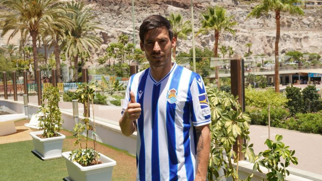 David Silva ya luce su nueva camiseta txuir urdin