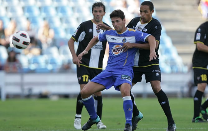 El autor de dos de los goles del Getafe pelea un balón con dos defensores levantinistas