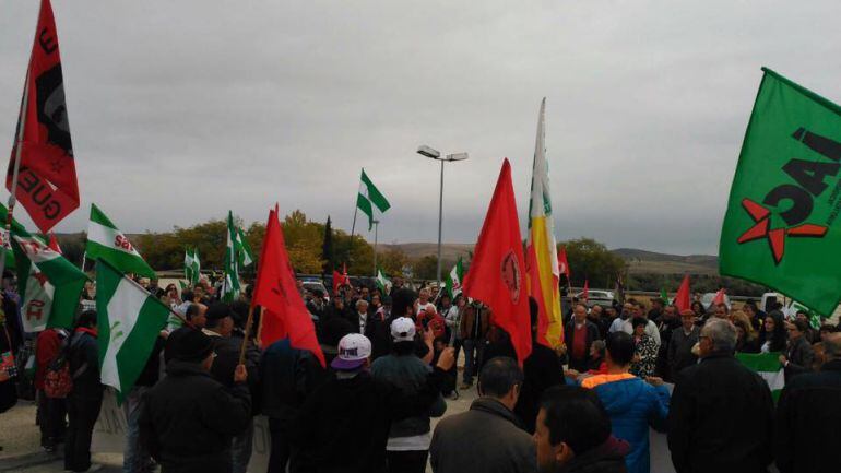 Momento de la concentración a las puertas de la cárcel de Jaén