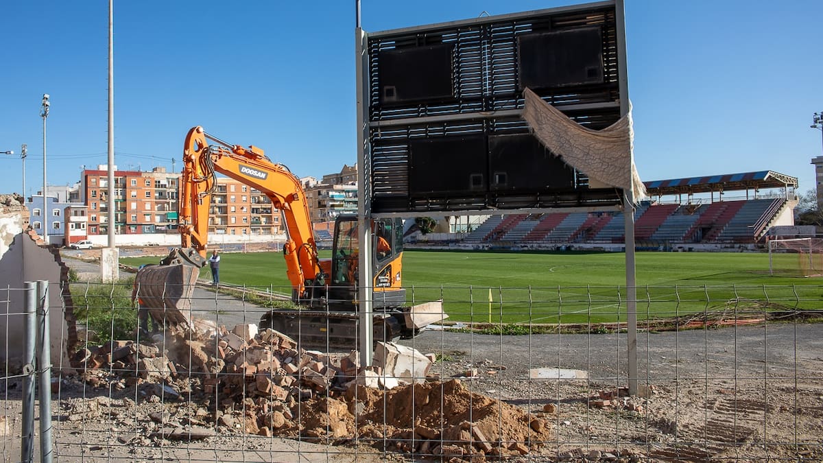 Elda inicia la renovación del muro perimetral del antiguo estadio Pepico Amat para mejorar su seguridad y estética