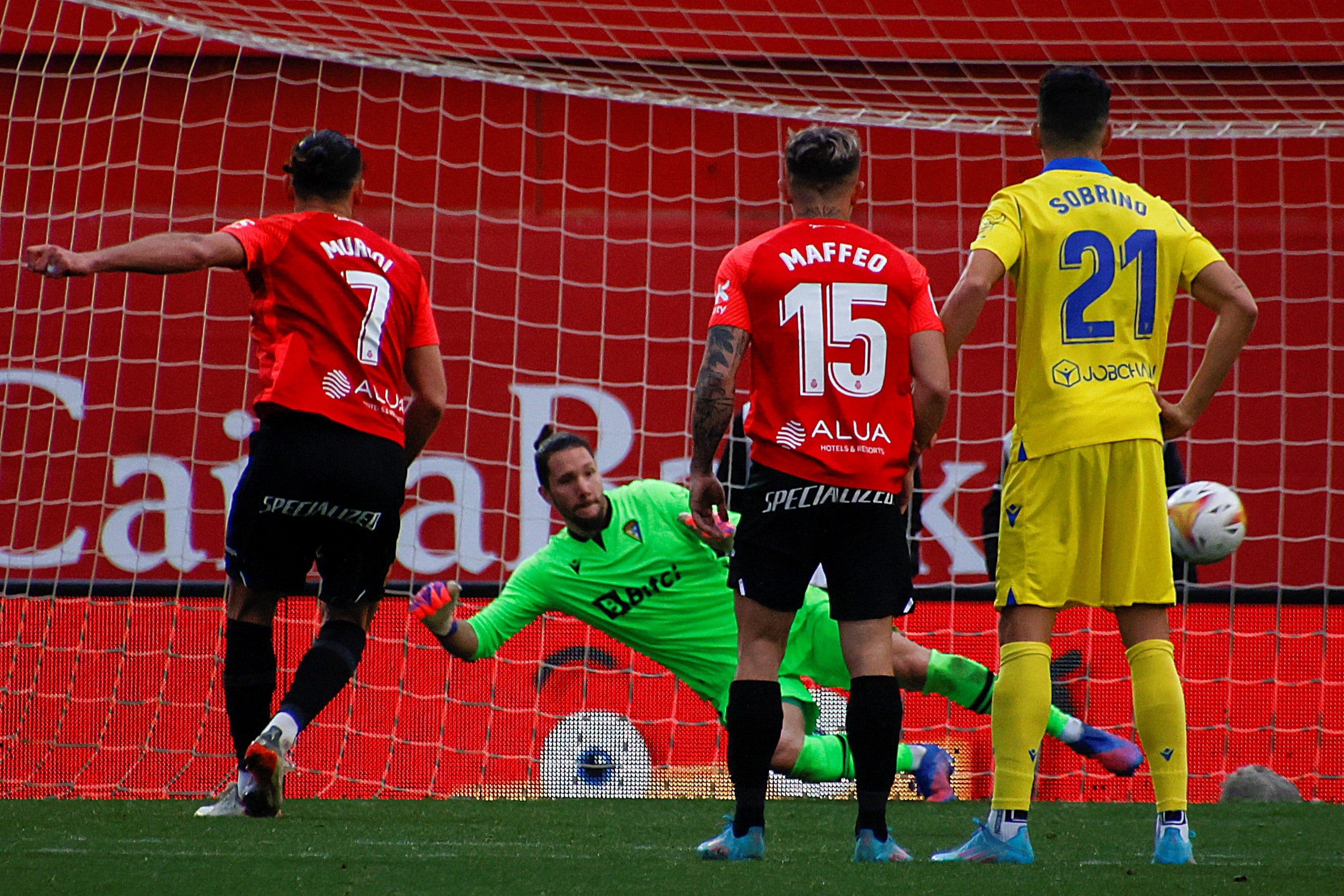PALMA DE MALLORCA, 05/02/2022.- El delantero del Mallorca Vedat Muriqui (i) marga gol de penalti ante el Cádiz, durante el partido de la vigésimo ternera jornada de Liga que el Mallorca y el Cádiz. EFE/CATI CLADERA