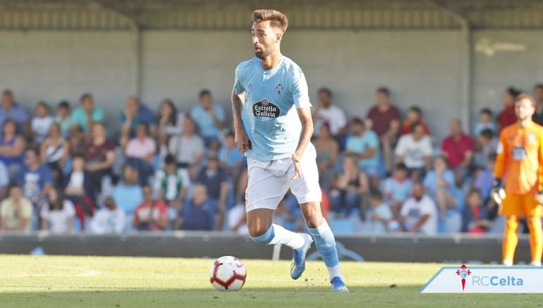 Brais Méndez conduce el balón durante un amistoso. 