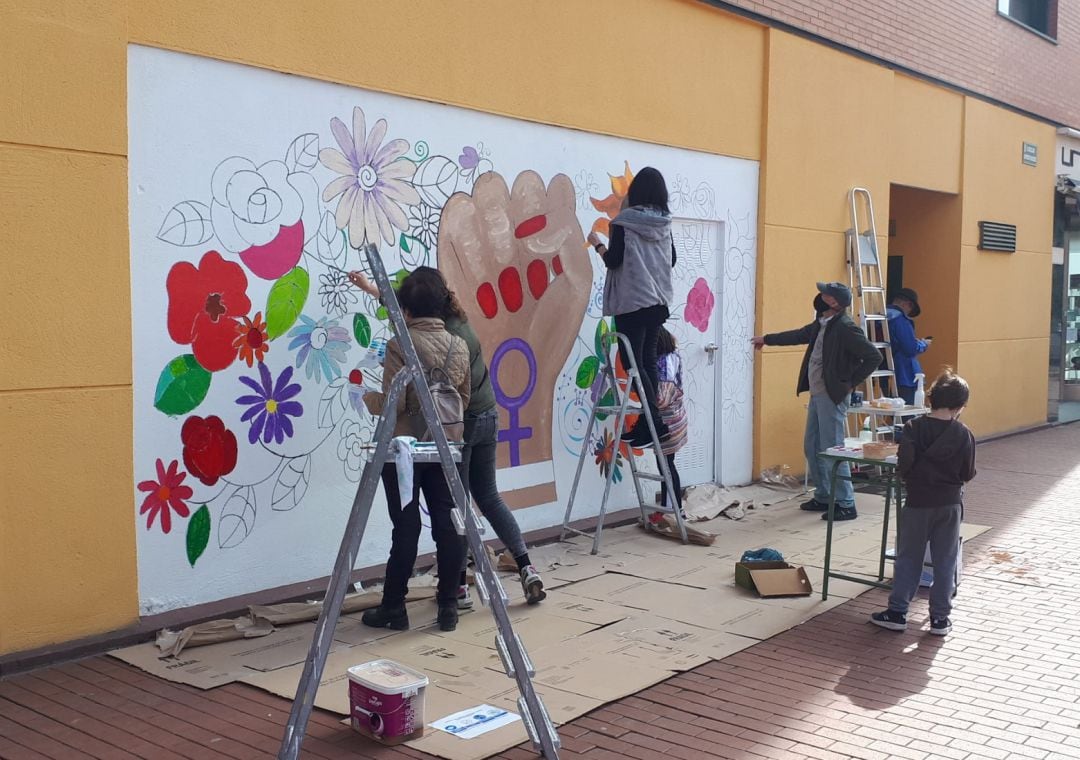 Imagen de archivo de un mural promovido por la Asociación de Vecinos de Allendeduero para conmemorar el 8 de marzo