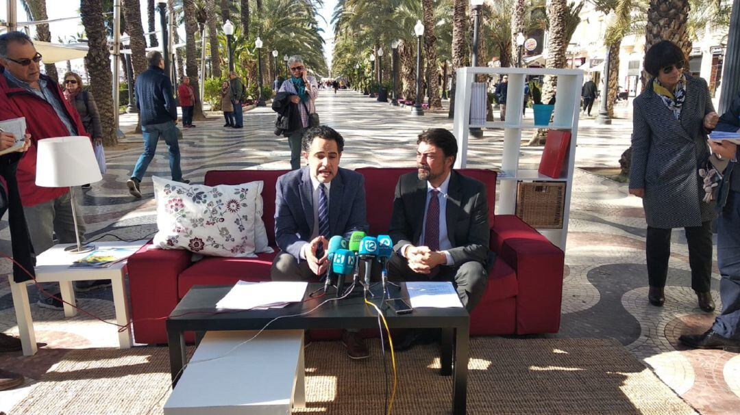 El alcalde, Luis Barcala, y el edil del área, Israel Cortés, cuando se presentó la reciente campaña de refuerzo de limpieza