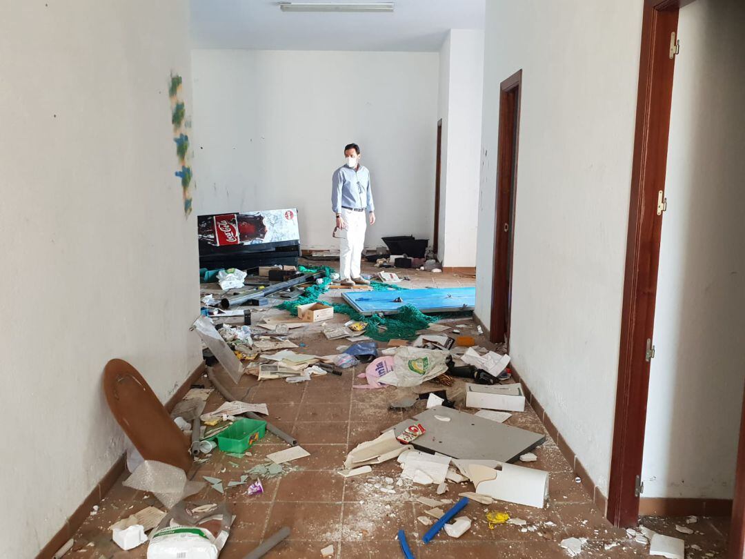 Rodríguez Ros supervisa los desperfectos.