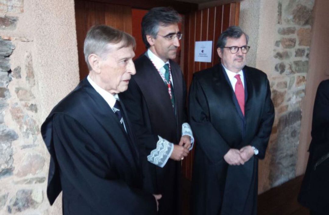 Ovidio González junto a los abogados Ángel Suárez y César Garnelo durante la entrega de la medalla por sus más 40 de años en el ejercicio de la abogacía