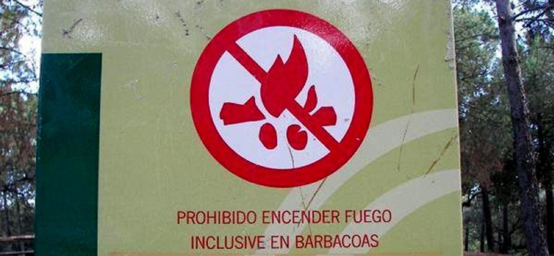 Señal de prohibición de encender fuegos por riesgo de incendios.