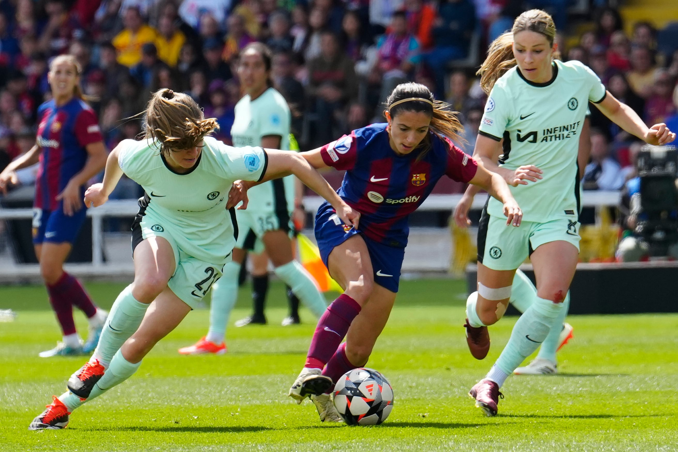 BARCELONA, 20/04/2024.- La centrocampista del Barcelona Aitana Bonmatí (d) disputa un balón ante Niamh Charles (i) y Melanie Leupolz del Chelsea durante el partido de Ida de semifinales de la Liga de Campeones femenina UEFA disputado en el Estadio Olímpico Lluis Companys de Barcelona. EFE/Enric Fontcuberta
