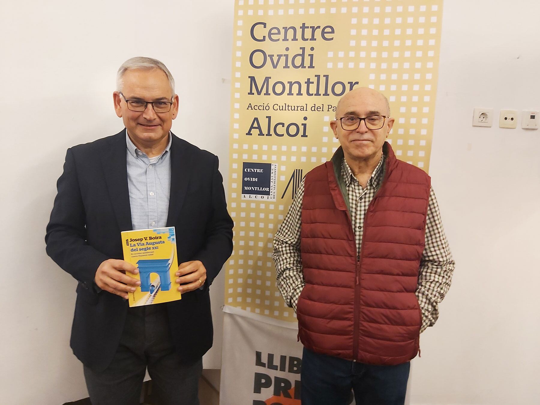 Josep Vicent Boira amb un exemplar del llibre, acompanyat per Paco Blay, abans de començar l'acte