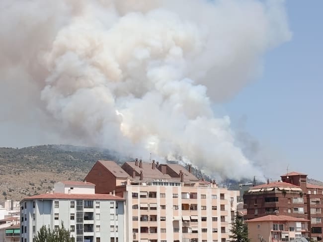 Otra perspectiva de la fase inicial del incendio en el paraje de San Pascual, en Ibi.