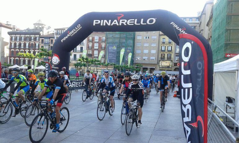Cientos de cicloturistas han partido este sábado, desde la Plaza del Castillo, para completar la quinta edición de la prueba
