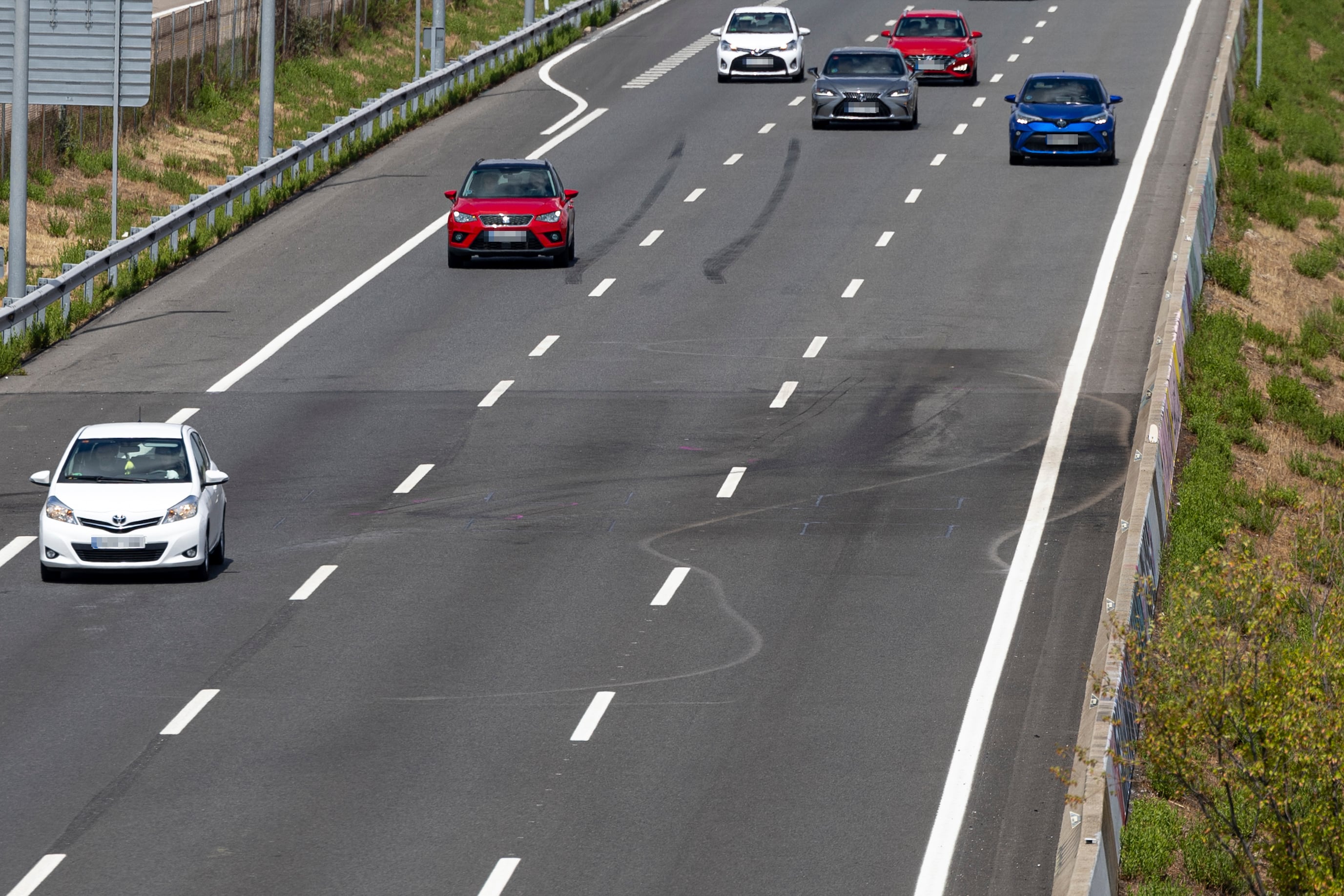 Lugar donde se ha producido un choque frontal que ha causado tres muertos y dos heridos graves en el kilómetro 20 de la A-6, en sentido de entrada a Madrid, provocado por un vehículo que circulaba en sentido contrario y que ha chocado contra otro turismo y una moto.