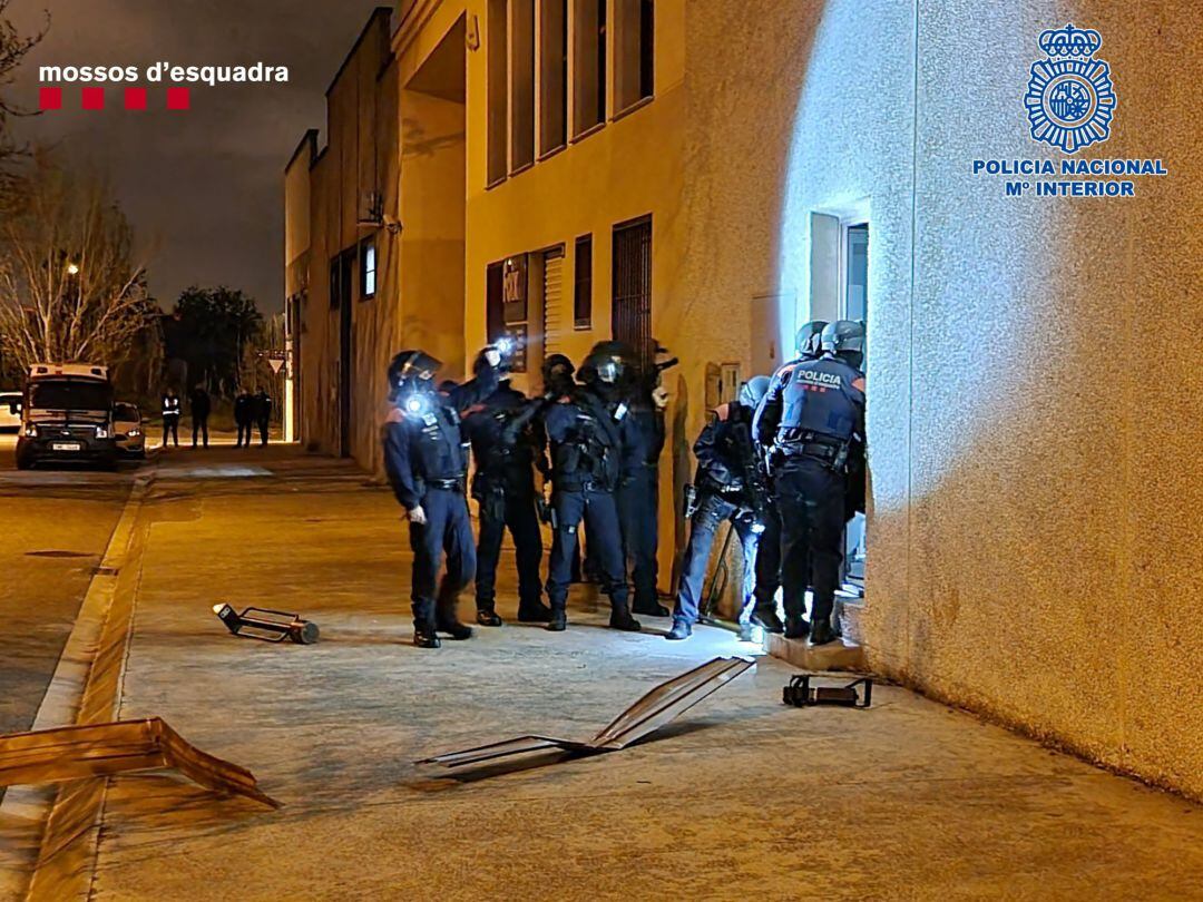 Agentes de los Mossos d&#039;Esquadra y la Policía Nacional durante uno de los registros. 