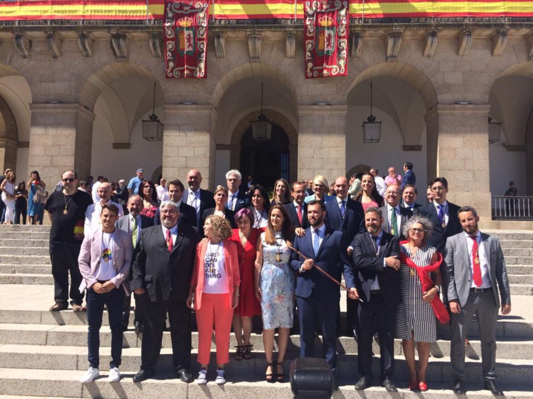 Luis Salya con el bastón de mando y el resto de la corporación municipal