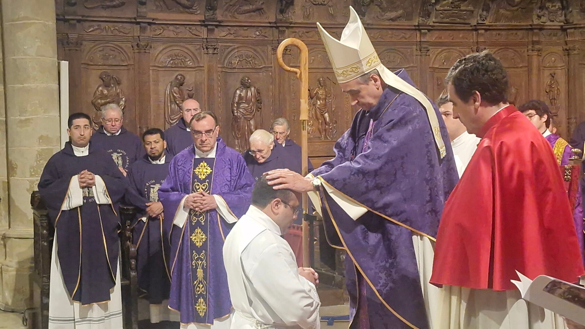 El obispo Pedro Aguado impone sus manos sobre el nuevo diácono, Reynaldo Jesús Cárdenas