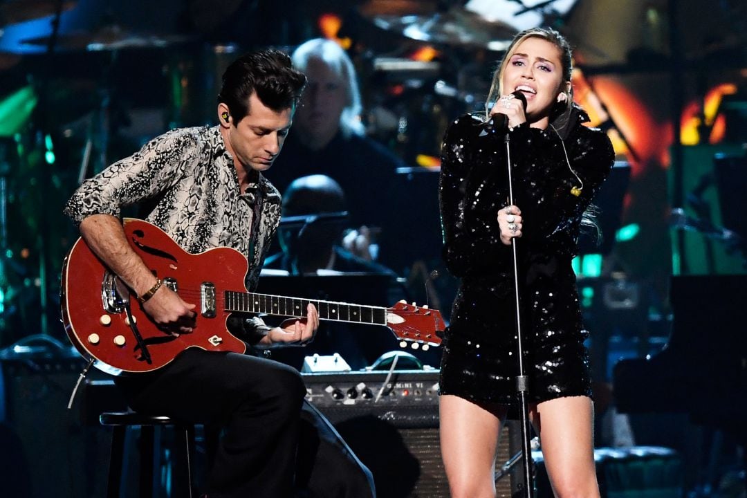 Mark Ronson (i) y Miley Cyrus, durante un concierto homenaje a Dolly Parto celebrado en Los Ángeles el pasado 8 de febrero.