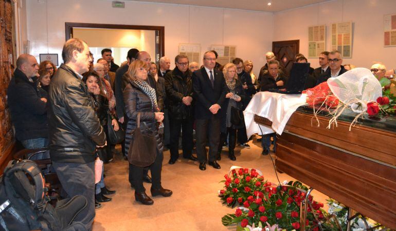 L'alcalde Carles Pellicer, acompanyat del consistori reusenc, acomiadant Jaume Amenós