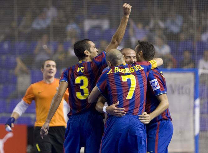 Los jugadores blaugranas celebran uno de los tantos del partido