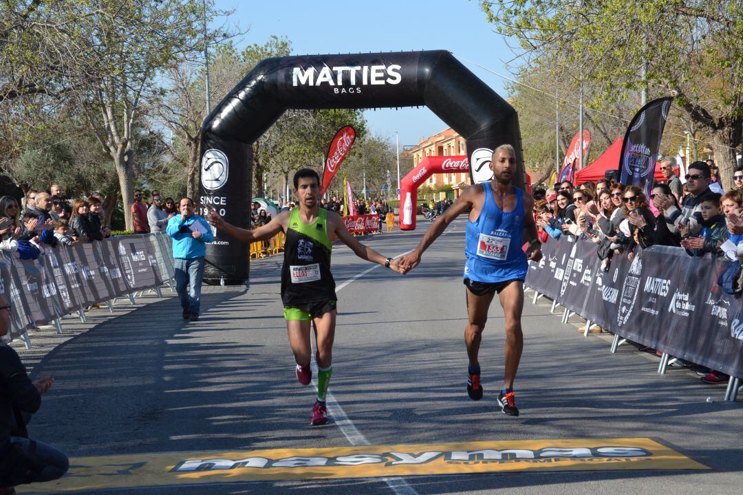 Youssef Ahatach y Moha Rida entrando en meta, en la carrera de Xàbia del año 2018.