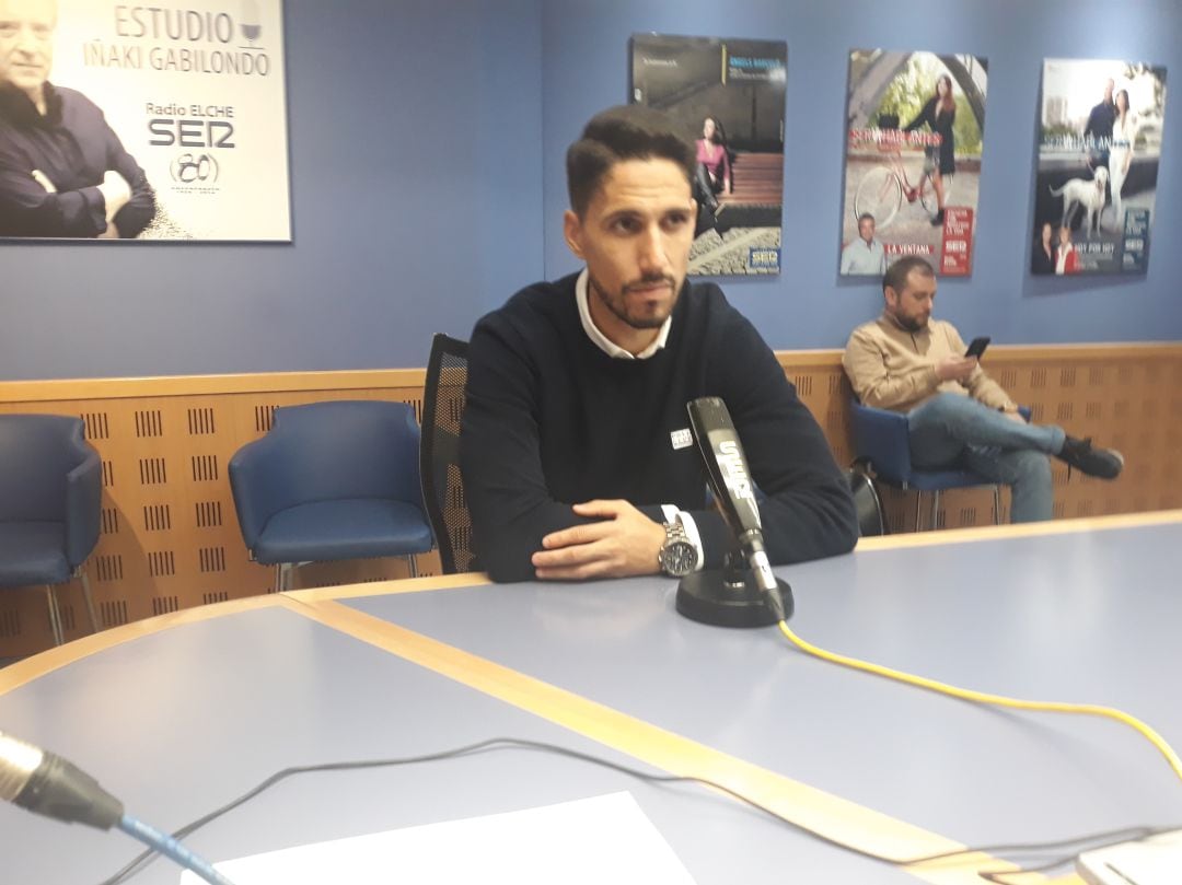 El jugador del Elche, Fidel, en el Estudio Iñaki Gabilondo de Radio Elche SER