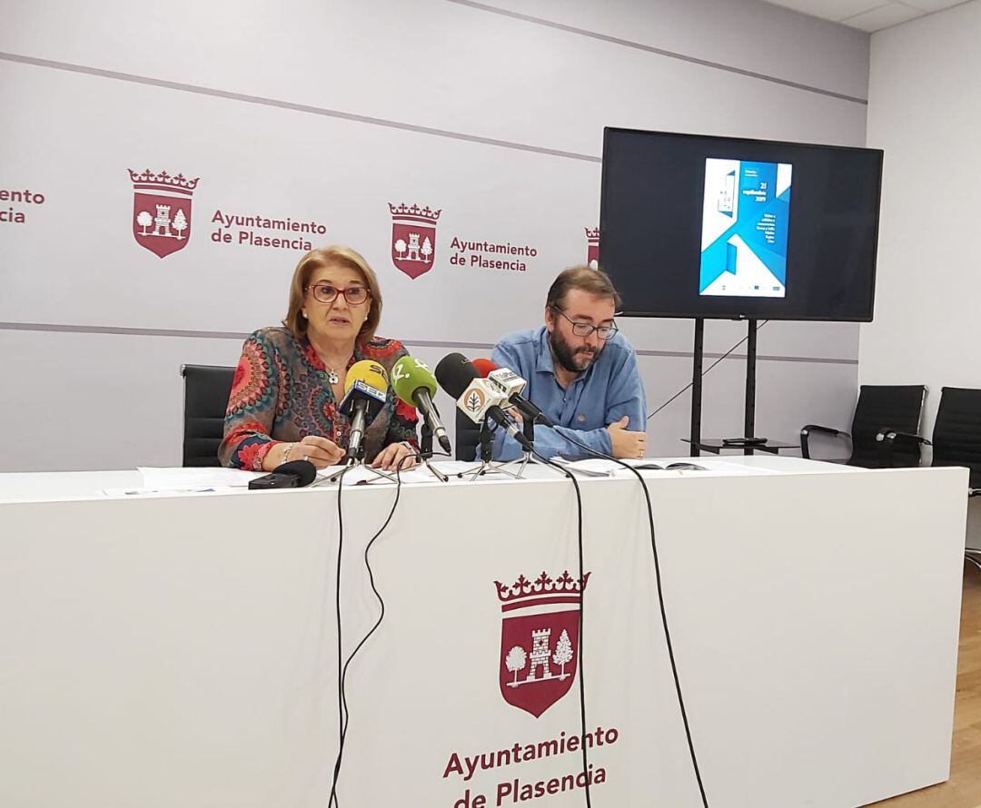 MArisa Bermejo (izq) y Juan Ramón santos en la Presentación de Plasencia Abierta