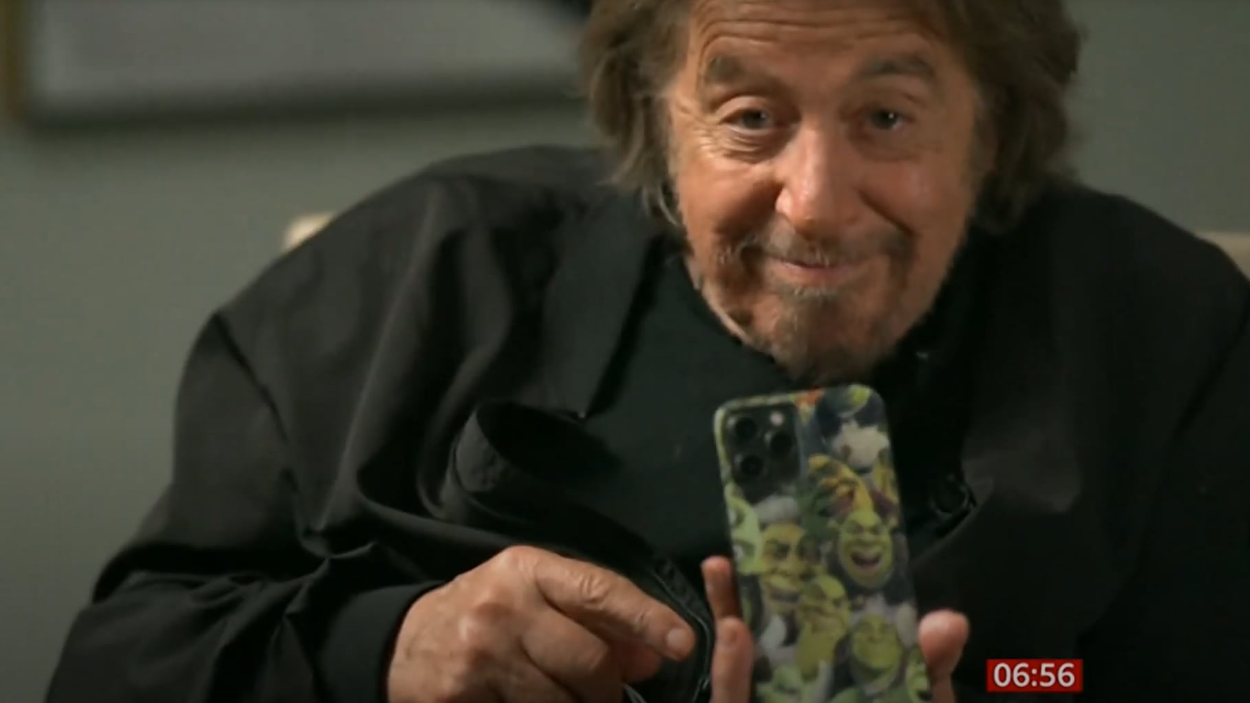 Al Pacino con su funda de Shrek.