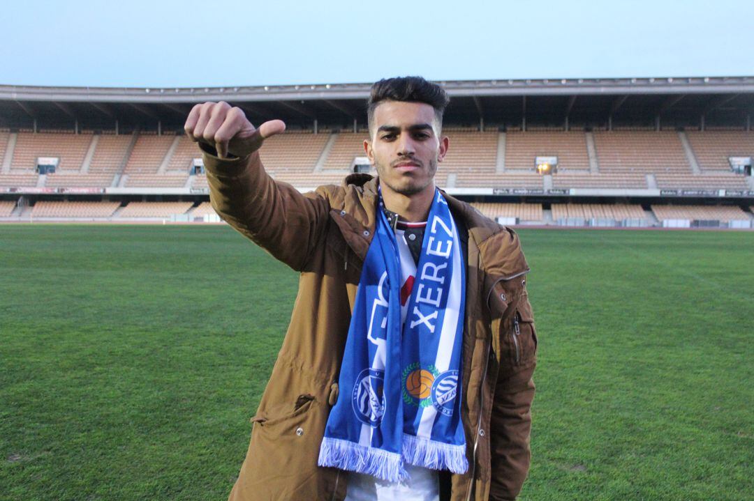 Abdelhadi Khalok, en Chapín, con la bufanda del Xerez DFC